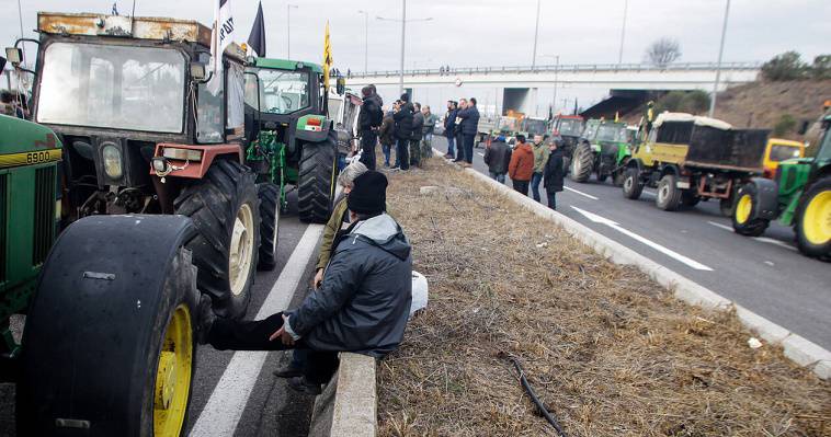Έκλεισαν τα Τέμπη οι αγρότες παρά τις προειδοποιήσεις της Αστυνομίας