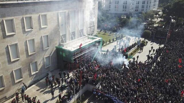 Νέα διαδήλωση στα  Τίρανα, βροχή τα δακρυγόνα