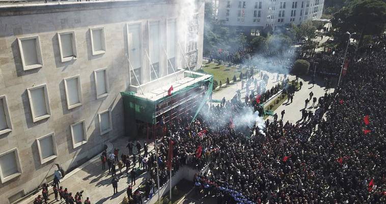 Τραυματίες στα επεισόδια στην Αλβανία, ντου διαδηλωτών στο κυβερνητικό Μέγαρο