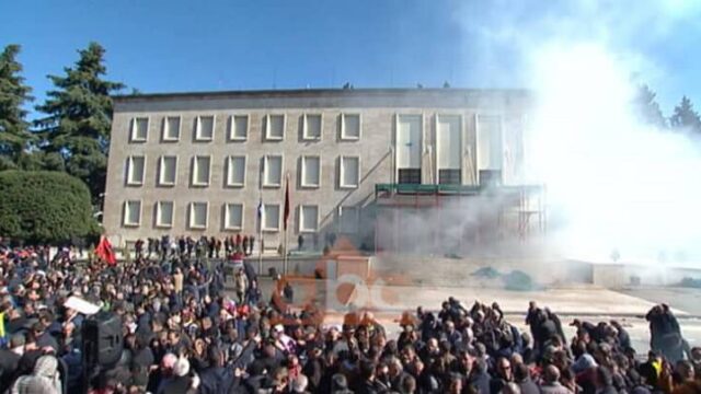 Βράζει η Αλβανία, νέες διαδηλώσεις και επεισόδια
