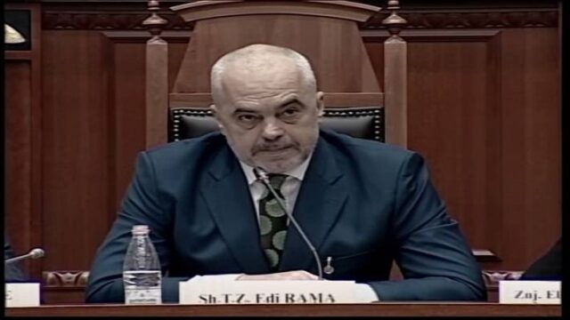 Αλβανία: Βουλευτής έριξε μελάνι, με σύριγγα, στον Ράμα