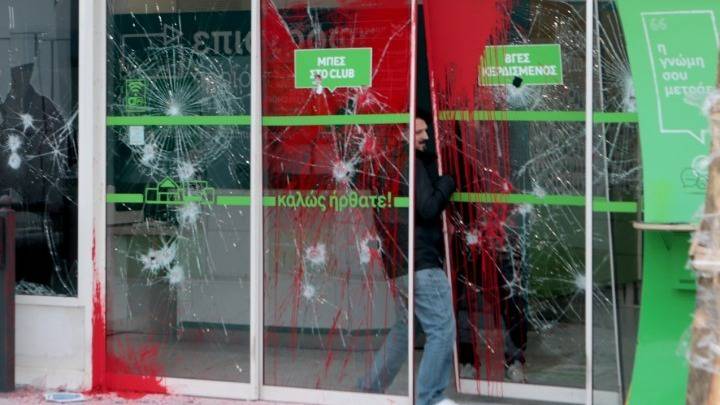 Ανεξέλεγκτος ο Ρουβίκωνας, επίθεση σε κατάστημα