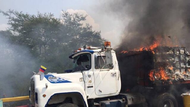 Χάος στα σύνορα της Βενεζουέλας, καίγονται τα φορτηγά με την βοήθεια