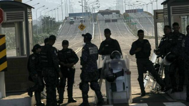 Συγκρούσεις στρατού-πολιτών στα σύνορα Βενεζουέλας-Κολομβίας