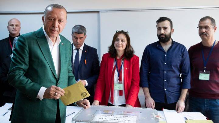 Ψήφισε στην Κωνσταντινούπολη ο Ερντογάν