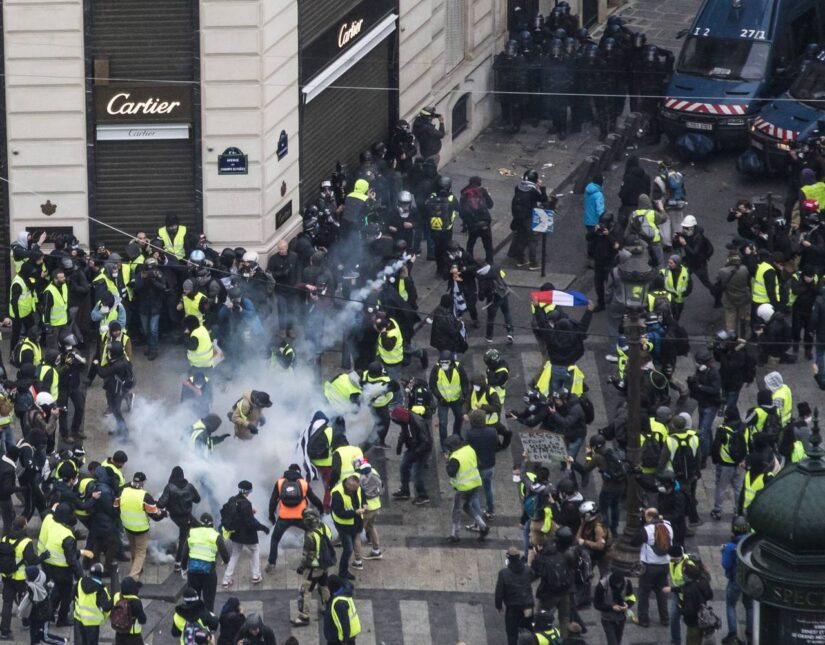 Γαλλία: Σποραδικές συγκρούσεις στις διαδηλώσεις των κίτρινων γιλέκων