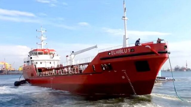 Τρεις Αφρικανοί μετανάστες κατηγορούνται για πειρατεία στο δεξαμενόπλοιο που τους έσωσε