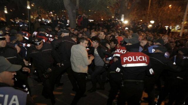 Αλβανία: Συγκρούσεις αστυνομικών και διαδηλωτών έξω από το κοινοβούλιο