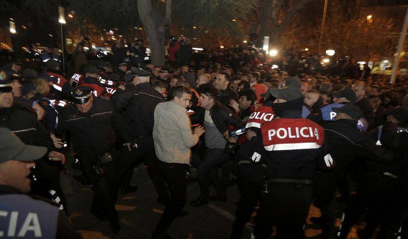 Αλβανία – ΧΑΟΣ: Καίει τα εκλογικά τμήματα η αντιπολίτευση!
