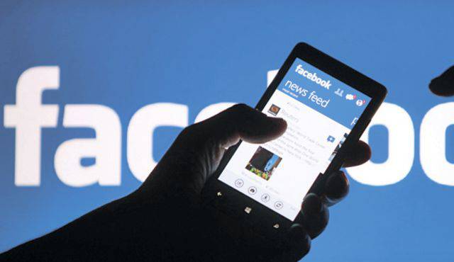 Μαζικές αναφορές για προβλήματα σε Facebook & Instagram