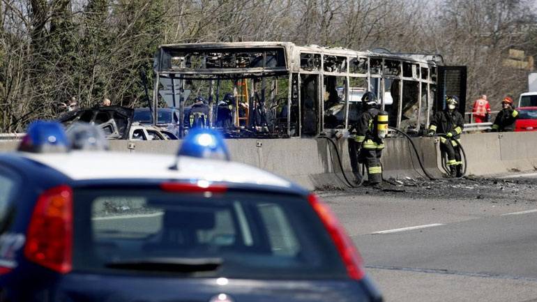 Ιταλία: Οδηγός πυρπόλησε λεωφορείο γεμάτο παιδιά – Σώθηκαν όλα