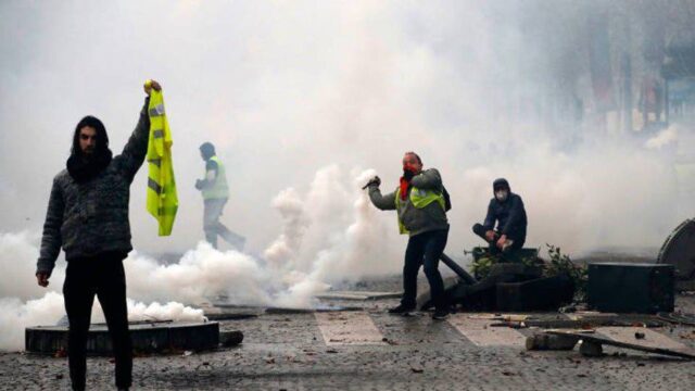 Γαλλία: Σοβαρά επεισόδια ξέσπασαν στις διαδηλώσεις των “κίτρινων γιλέκων”