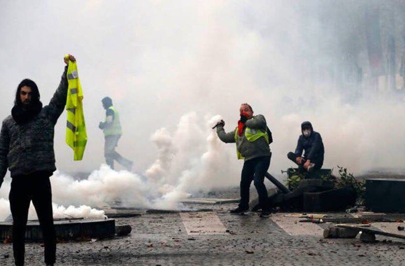 Γαλλία: Σοβαρά επεισόδια ξέσπασαν στις διαδηλώσεις των “κίτρινων γιλέκων”