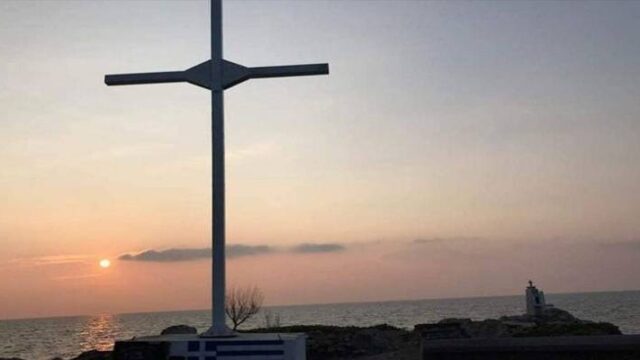 Τριάντα τρεις συλλήψεις για τον σταυρό στην Μυτιλήνη