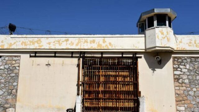 Μακελειό στον Κορυδαλλό, ένας νεκρός και οκτώ τραυματίες σε συμπλοκή κρατουμένων