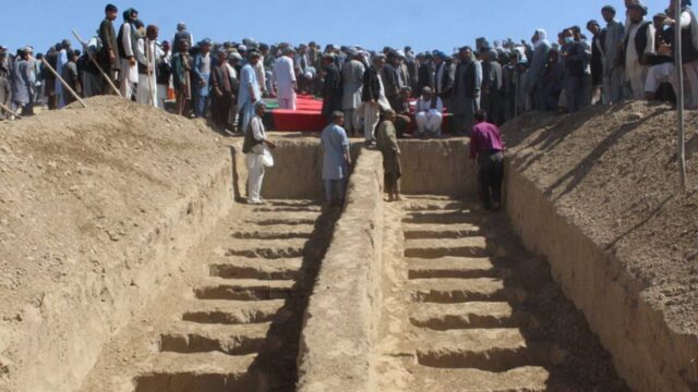 Σε ομαδικούς τάφους ψάχνουν στοιχεία για τα εγκλήματα των τζιχαντιστών