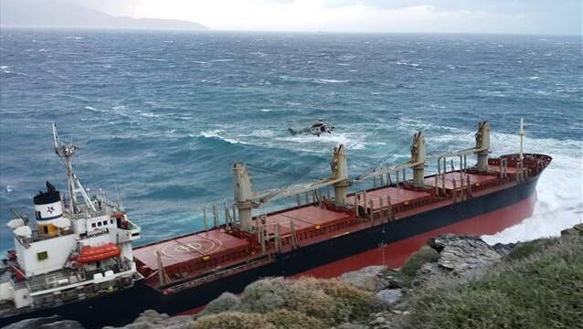 Αποκολλήθηκε πλοίο που είχε προσαράξει στην Άνδρο