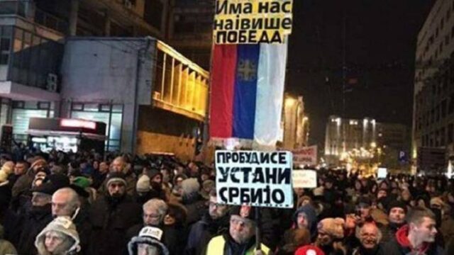 Στους «δρόμους των ψεμάτων του Βούτσιτς» διαδήλωσαν ξανά οι Σέρβοι