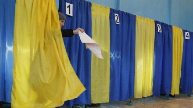 Ευρεία νίκη Ζελένσκι διαφαίνεται στην Ουκρανία