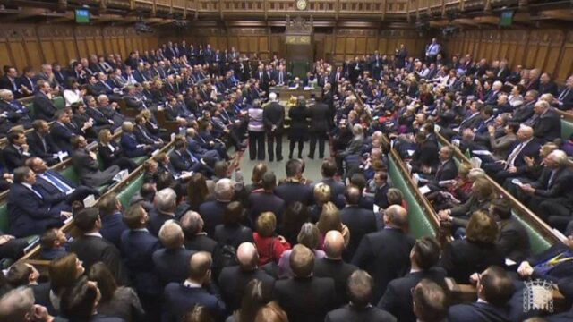 Βρετανία: Η κυβέρνηση θα ζητήσει την αναβολή του Brexit