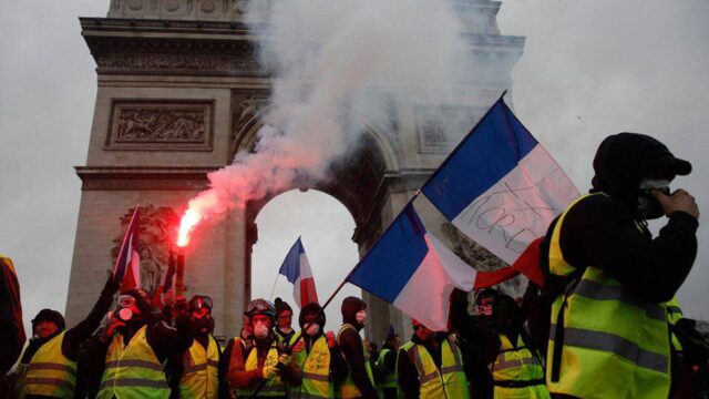 Γαλλία: Πυρπόλησαν τράπεζα σε διαδήλωση των “κίτρινων γιλέκων”