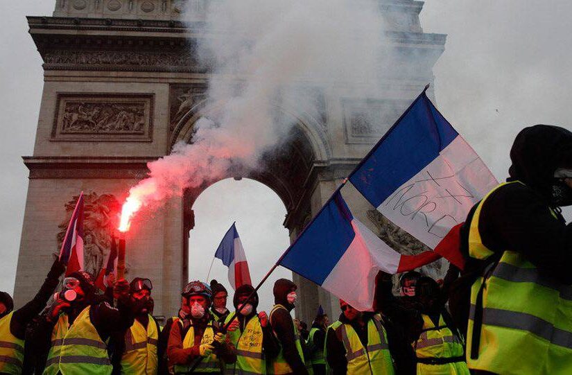 Γαλλία: Πυρπόλησαν τράπεζα σε διαδήλωση των “κίτρινων γιλέκων”