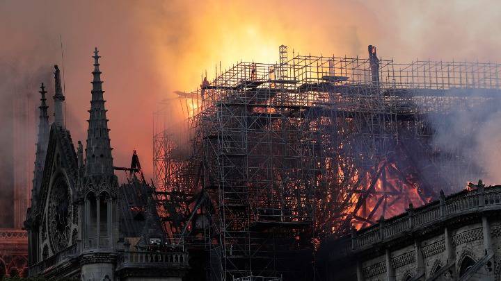 Notre Dame: Έσβησαν όλες οι εστίες της φωτιάς