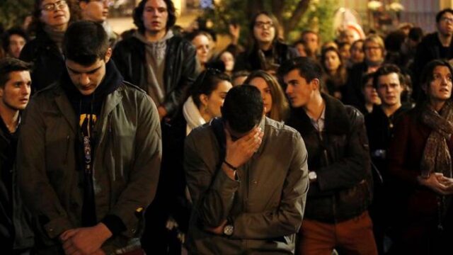 “Στο προσκέφαλο της Παναγίας μας που κλαίει…”
