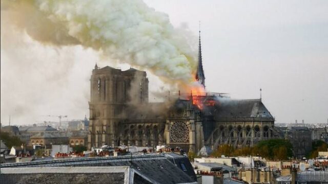 Γαλλία: Πυρκαγιά εκδηλώθηκε στην Παναγία των Παρισίων (video)