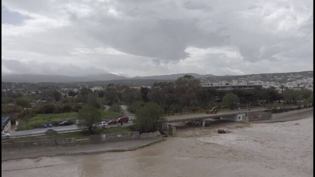 Οι Ένοπλες Δυνάμεις με μηχανικούς κοντά στη Σητεία που επλήγη από την κακοκαιρία