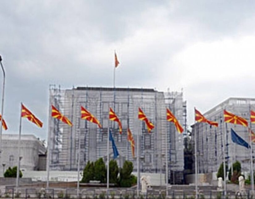 Σκόπια: Πινακίδα με το νέο όνομα της χώρας τοποθετήθηκε στο κτίριο της κυβέρνησης