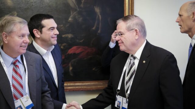 Συνάντηση του πρωθυπουργού με τον Αμερικανό γερουσιαστή Μ. Μενέντεζ