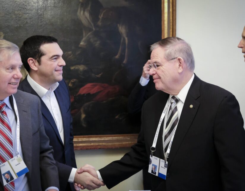 Συνάντηση του πρωθυπουργού με τον Αμερικανό γερουσιαστή Μ. Μενέντεζ