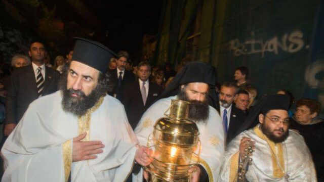 Έφτασε στο αεροδρόμιο της Ελευσίνας το Άγιο Φως