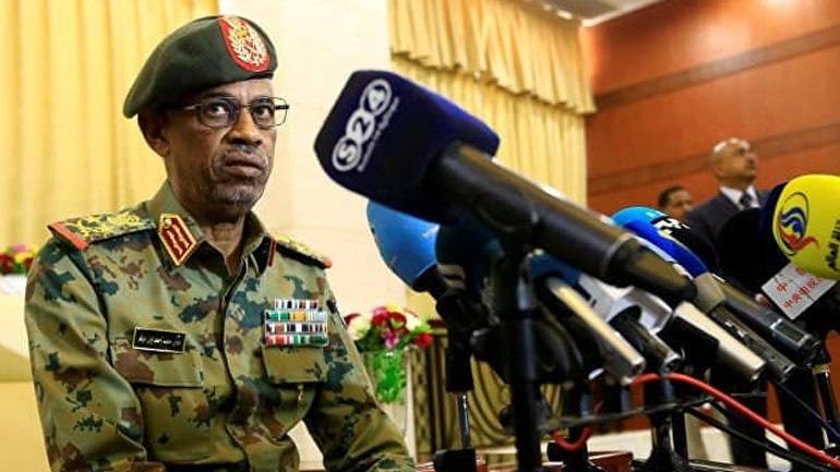 Πανηγυρίζουν οι διαδηλωτές στο Σουδάν, παραιτήθηκε και ο  επικεφαλής του στρατιωτικού συμβουλίου