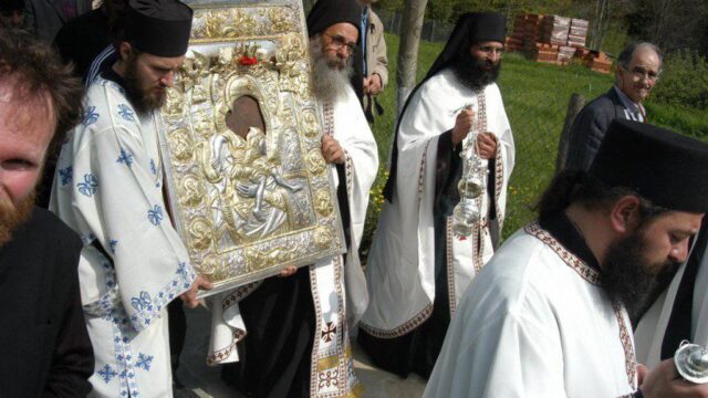 Άγιον Όρος: Η λιτάνευση της Εικόνας “Άξιον Εστίν” στις Καρυές