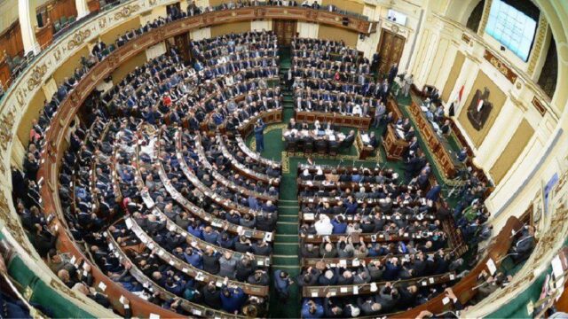 Βρετανία: Ημίγυμνοι διαδηλωτές προκάλεσαν αναστάτωση στο βρετανικό κοινοβούλιο