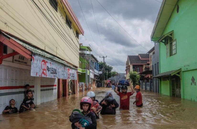 Ινδονησία: 17 νεκροί, χιλιάδες εκτοπισμένοι από τις σαρωτικές πλημμύρες