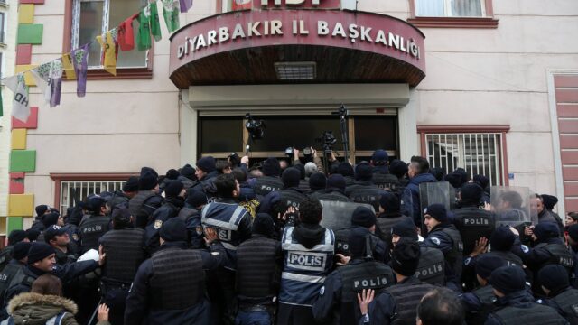 Στους δρόμους του Ντιγιάρμπακιρ οι Κούρδοι για την ακύρωση της εκλογής δημάρχων