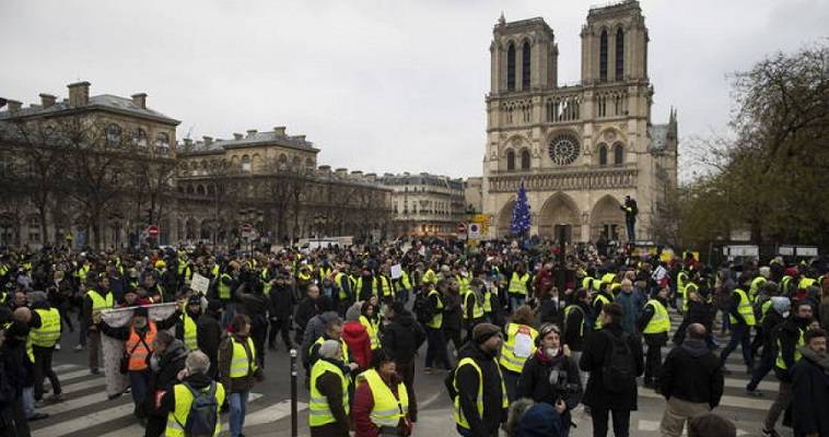 Κίτρινα Γιλέκα: "Όλα για τη Notre Dame τίποτα για τους Άθλιους", Σταύρος Λυγερός