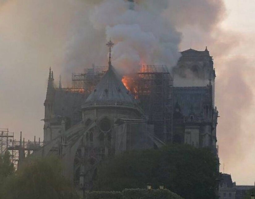 Κατέρρευσε η στέγη της Παναγίας των Παρισίων, στον τόπο της καταστροφής ο Μακρόν