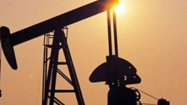 Είναι παράδοξη η συμπεριφορά της τιμής του πετρελαίου;