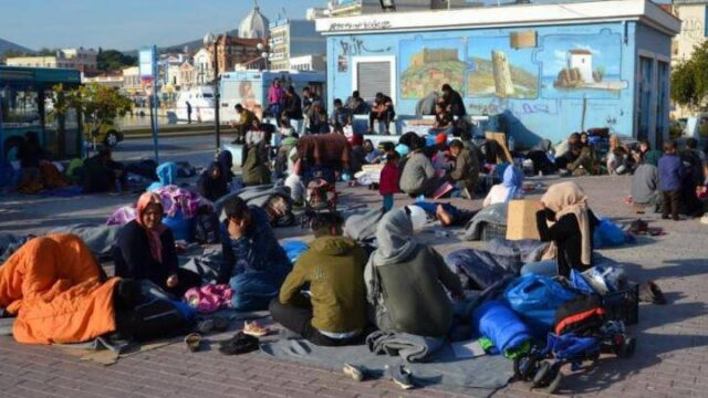 Θεσσαλονίκη: Για δεύτερη μέρα στον άτυπο καταυλισμό των Διαβατών οι πρόσφυγες