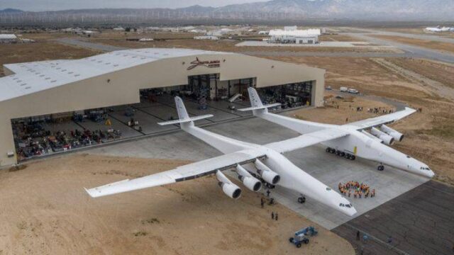 Stratolaunch: Πέταξε ο γίγαντας των αιθέρων με το δύσκολο μέλλον