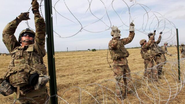 ΗΠΑ: Άλλους 300 στρατιώτες στέλνει το Πεντάγωνο στα σύνορα με το Μεξικό