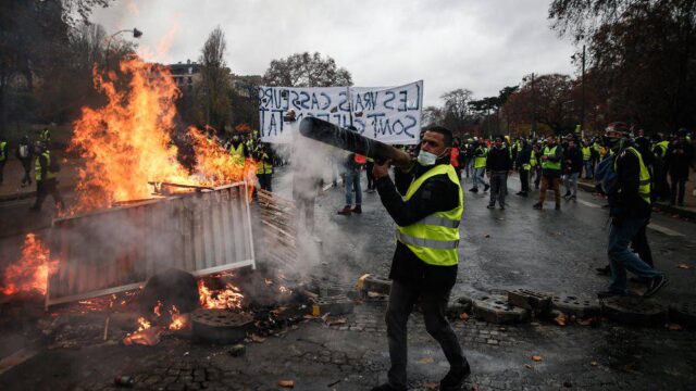 Γαλλία: Συγκρούσεις και συλλήψεις στις κινητοποιήσεις των “κίτρινων γιλέκων”
