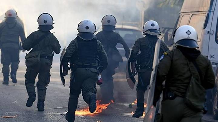 Επεισόδια με μολότοφ και δακρυγόνα στη λεωφόρο Αθηνών