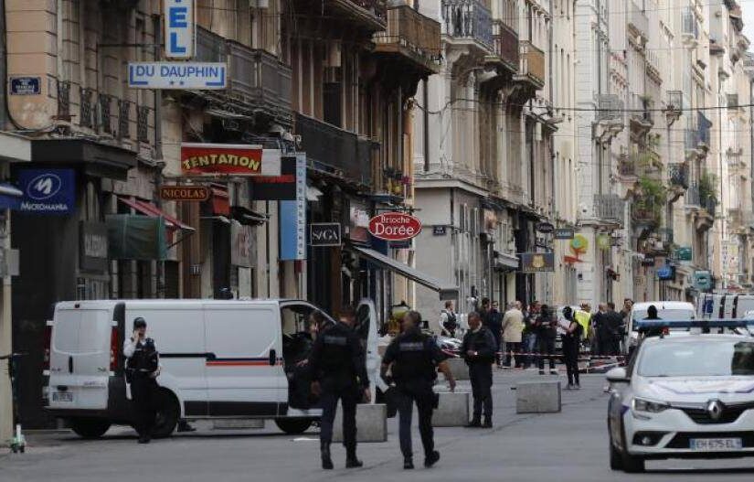 Γαλλία: Δυο νέες φωτογραφίες του υπόπτου για την έκρηξη στη Λιόν