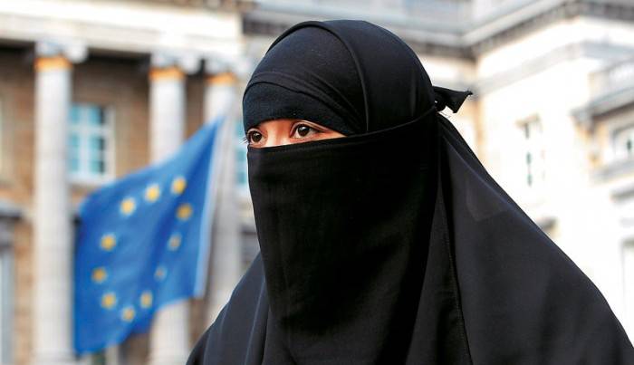 Γερμανία: Εξετάζεται η απαγόρευση της ισλαμικής μαντίλας