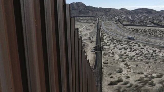 Υψώνουν τείχος στα σύνορα με το Μεξικό οι οπαδοί του Τραμπ!